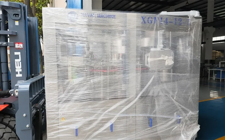 纳凡轻工水灌装生产线整箱装车发往南非货运现场